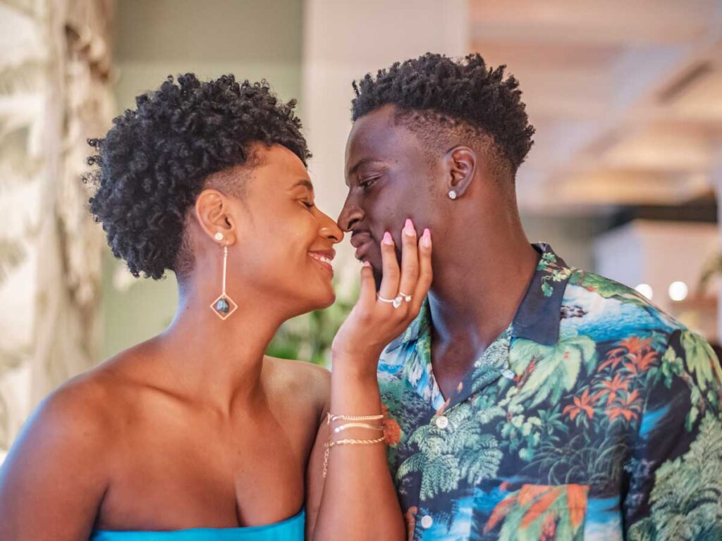 couple kissing
